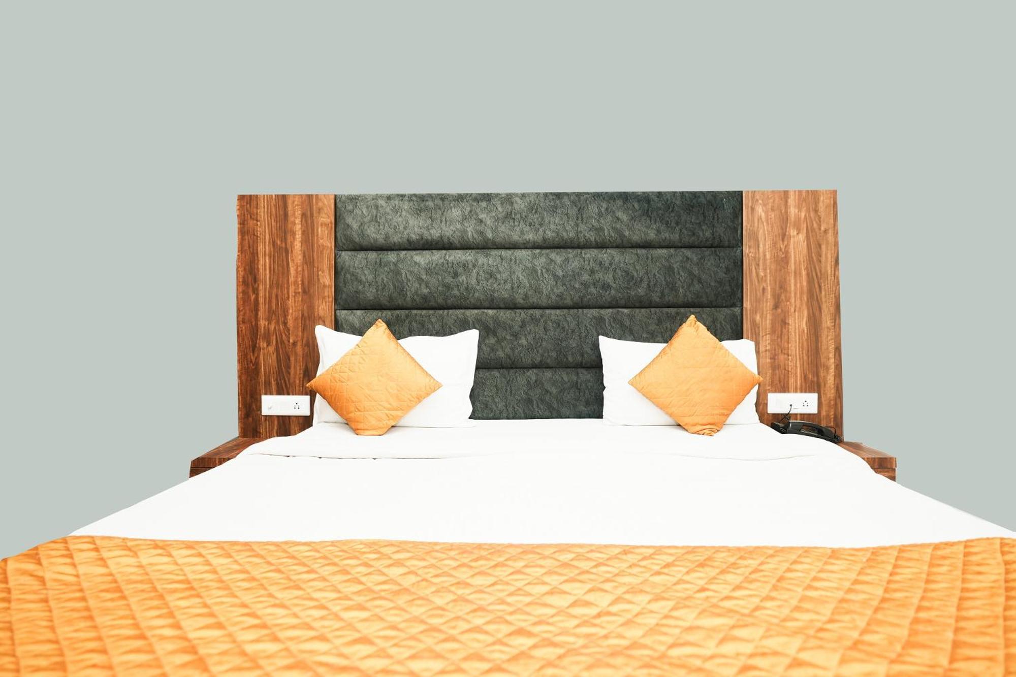 Hotel Ishaan Palace Near Igi Delhi Airport 3*