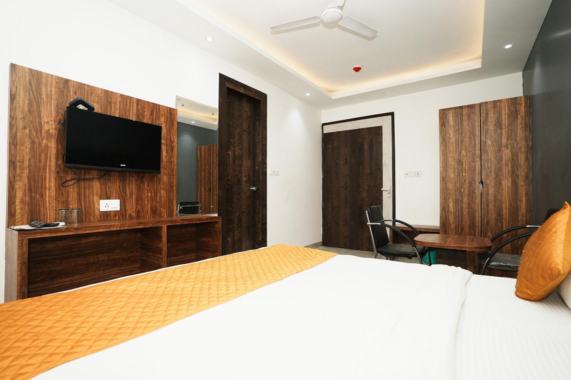 Ishaan Palace Near Igi Delhi Airport Hotel 3*