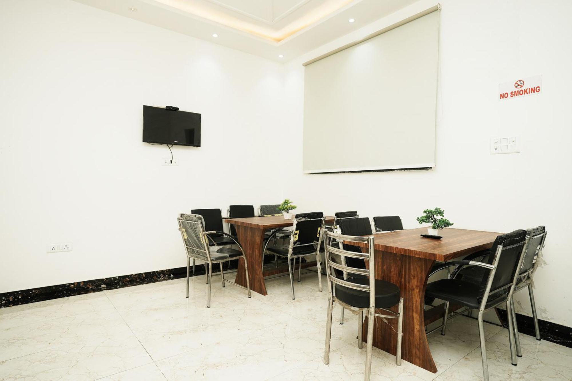 Hotel Ishaan Palace Near Igi Delhi Airport 3*
